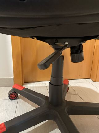 Silla GAME negra y roja tamaño medio  muy poco uso