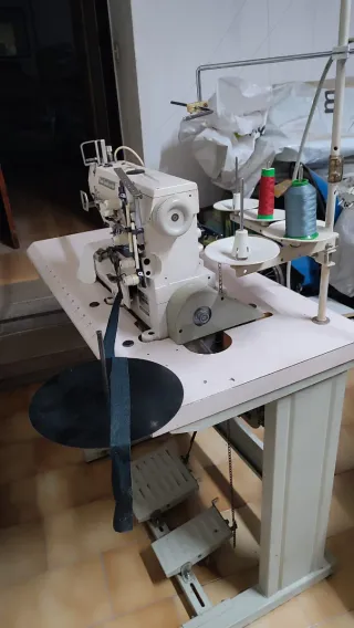 Máquina recubridora 2 agujas con embudo bies