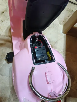 Motocicleta Eléctrica Infantil Vespa Rosa.