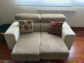 Mueble de salón modular oscuro sofás mesa y sillas