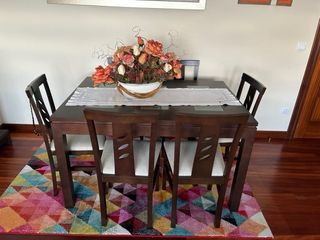 Mueble de salón modular oscuro sofás mesa y sillas