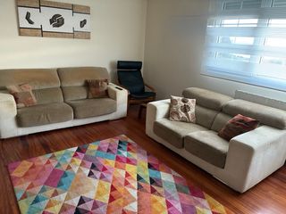 Mueble de salón modular oscuro sofás mesa y sillas