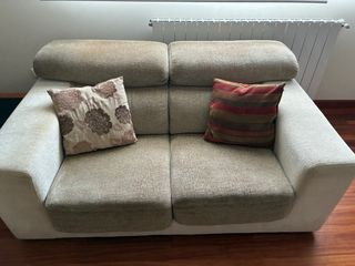 Mueble de salón modular oscuro sofás mesa y sillas