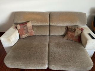 Mueble de salón modular oscuro sofás mesa y sillas