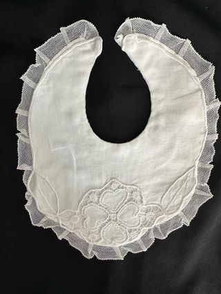 Babero antiguo de encaje