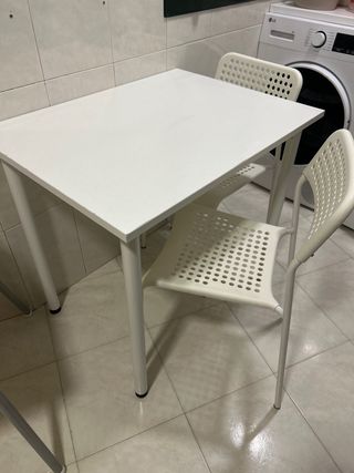 Mesa de cocina blanca con 2 sillas