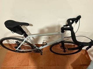 Bicicleta de carretera Triban gris