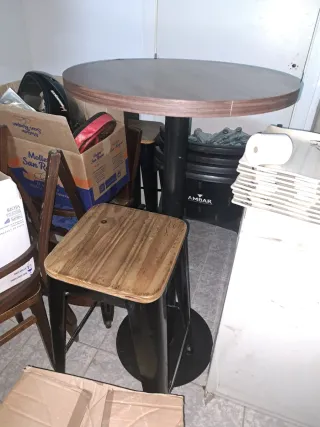 Mesa alta con 2 taburetes