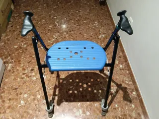 Andador con asiento azul