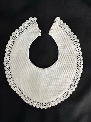 Babero vintage blanco con encaje