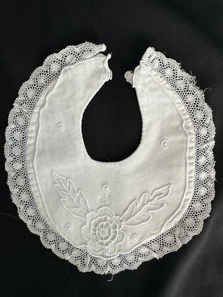 Babero de colección con encaje