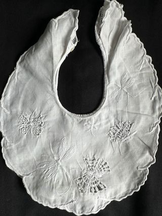 Babero antiguo bordado mariposas
