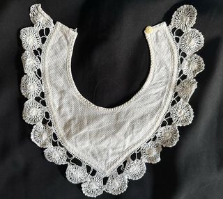 Babero antiguo de encaje