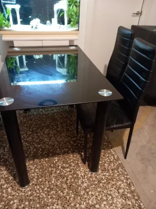 Mesa de cristal negra con 4 sillas