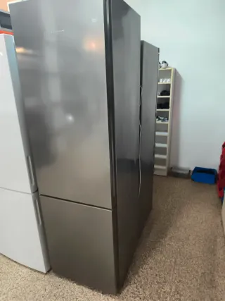 Nevera Liebherr plateada