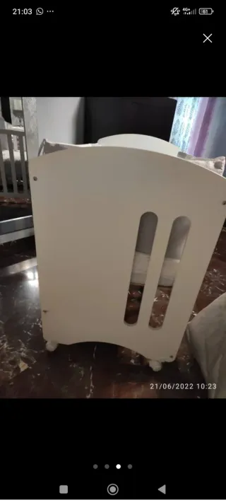 Cuna de bebé blanca con osito