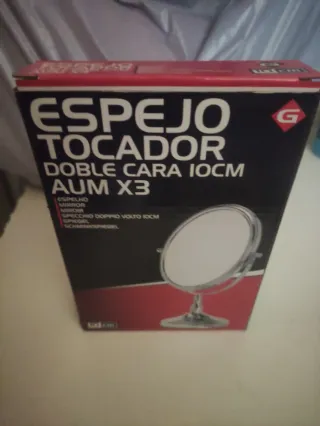 Espejo de maquillaje plateado