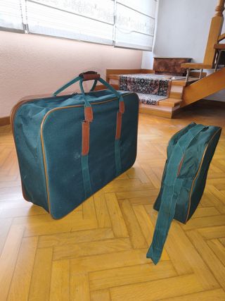 Maletas de tela verdes y marrones