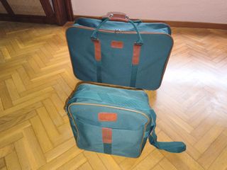 Maletas de tela verdes y marrones