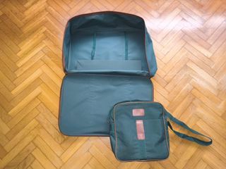 Maletas de tela verdes y marrones