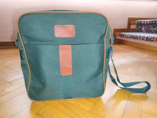 Maletas de tela verdes y marrones