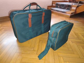 Maletas de tela verdes y marrones