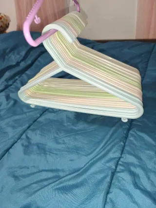 Perchas infantiles de plástico (lote)  20 perchas