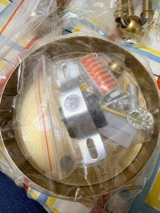 Lámpara de techo dorada de metal