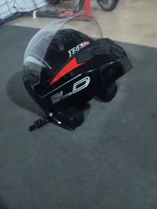 Casco modular  de moto negro con detalles rojos