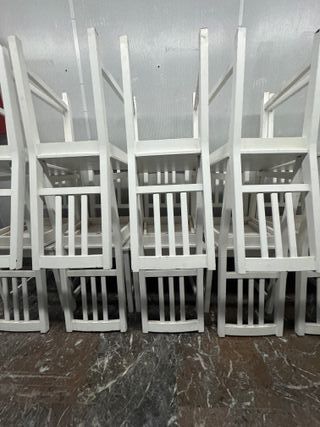 Sillas y mesas blancas