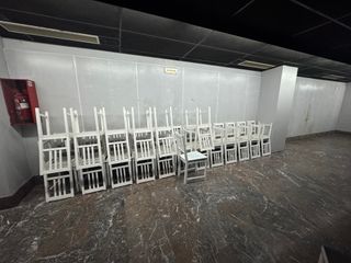 Sillas y mesas blancas