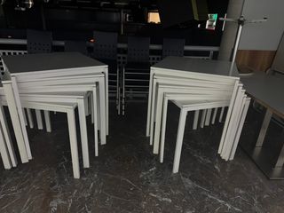 Sillas y mesas blancas