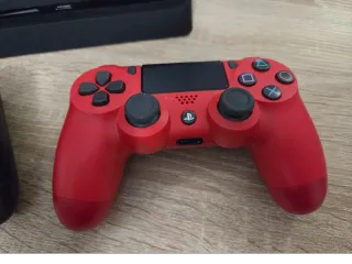 PS4 Slim 1TB + 3 mandos (2 originales)