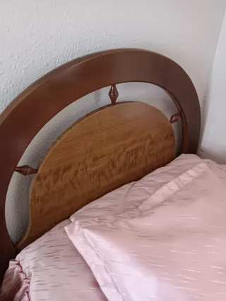 Cama de madera estilo moderno