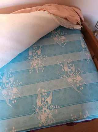 Cama de madera estilo moderno