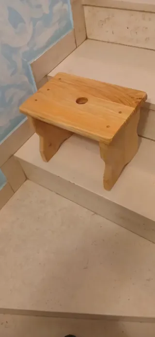 Sgabello in legno con foro