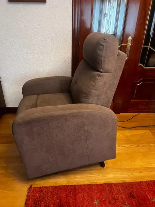 Sillón reclinable eléctrico gris.