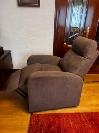 Sillón reclinable eléctrico gris.