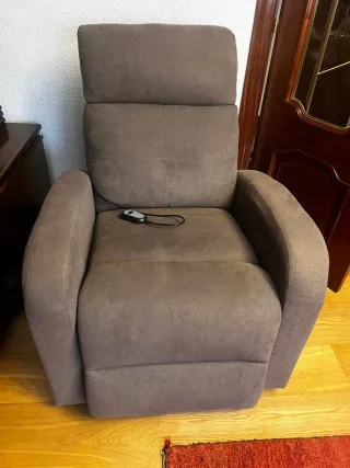 Sillón reclinable eléctrico gris.