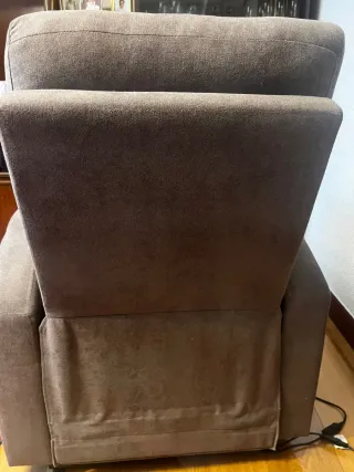 Sillón reclinable eléctrico gris.