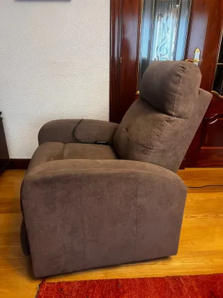 Sillón reclinable eléctrico gris.