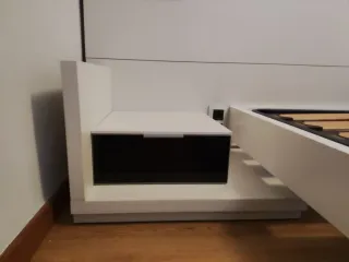 Cama con cabecero y mesitas de noche