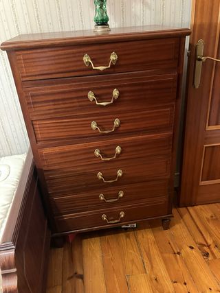 Cómoda de madera con 7 cajones