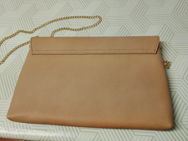 Bolso Clutch Cadena Dorada, color nude