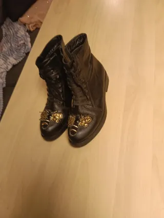 Botas negras con abejas doradas