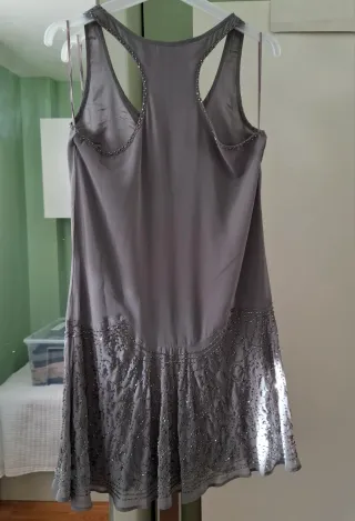 Vestido gris con pedrería Suiteblanco