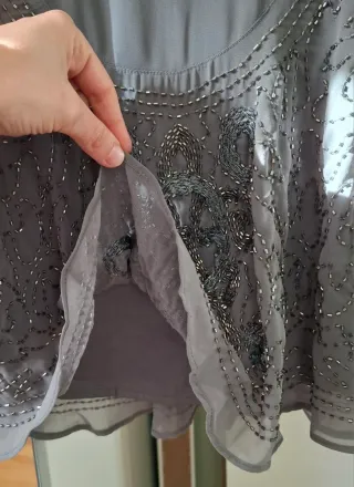 Vestido gris con pedrería Suiteblanco