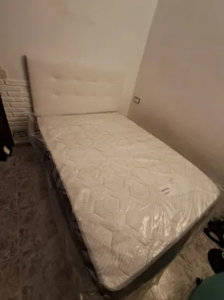 Cama abatible beige y blanca