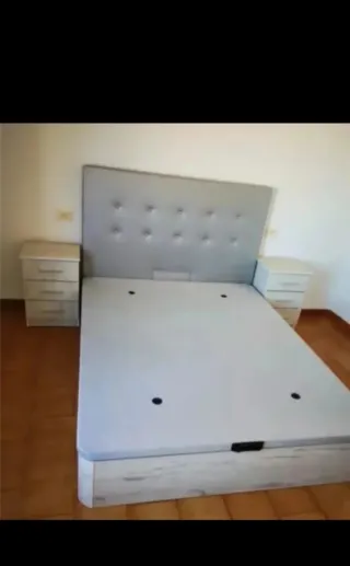 Cama canapé tapizada marrón y blanca