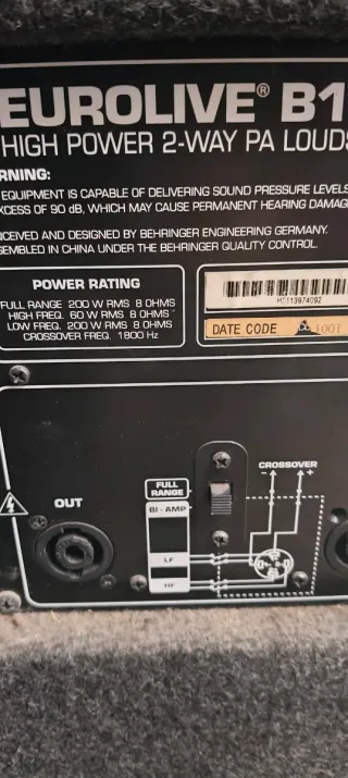 Altavoces Behringer 1200W con etapa son de 15 pulg